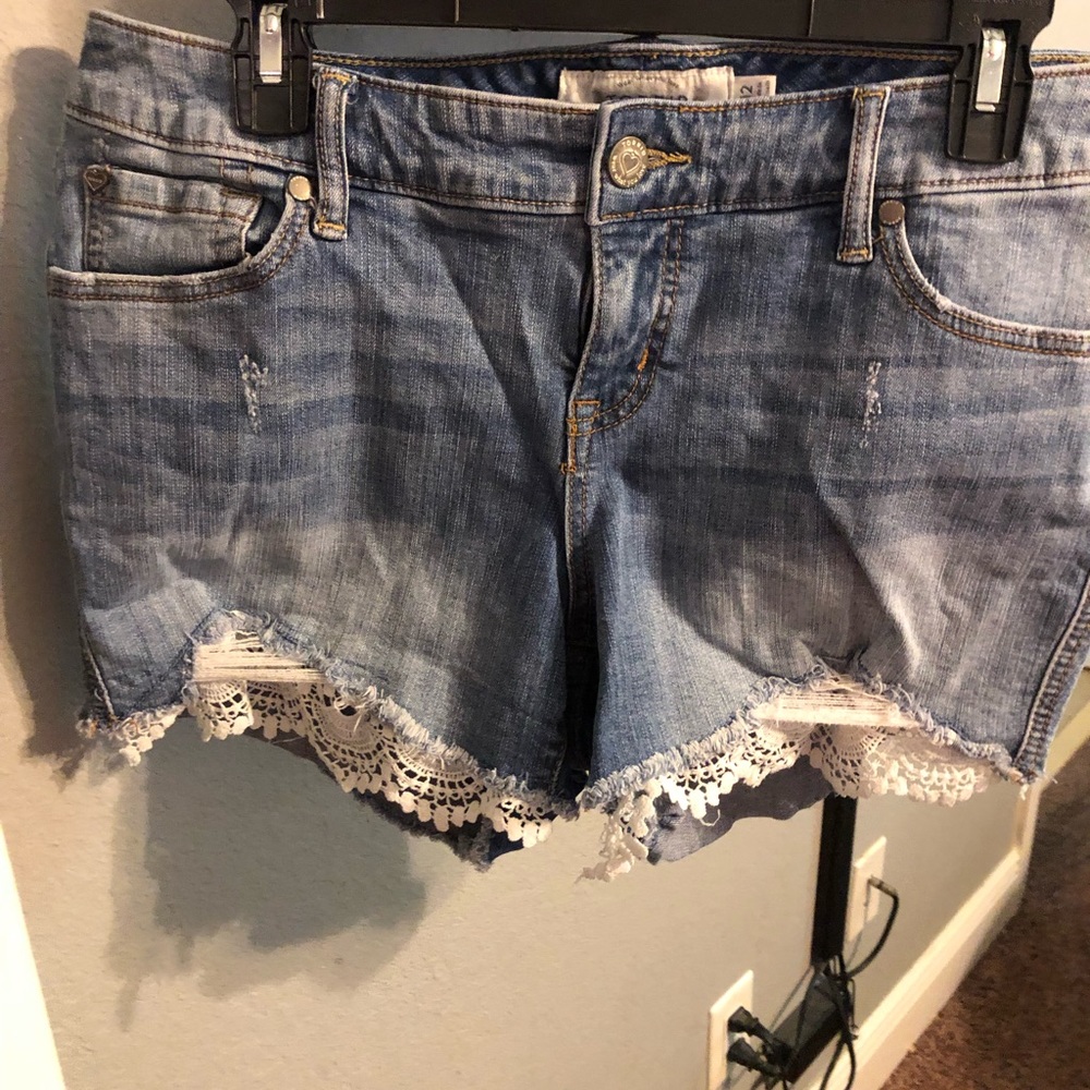 Blue jean shorts.